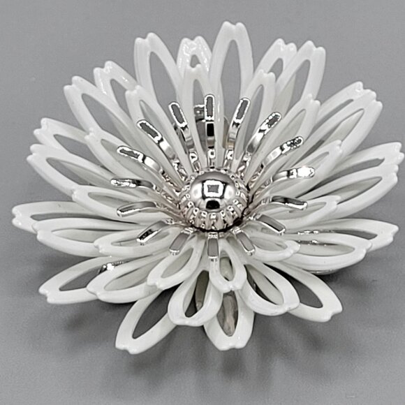 Vintage Sarah Coventry Large White Enamel Flower Brooch Pin Silver-Tone Accents - Picture 1 of 7